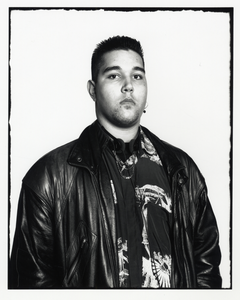 108345 Portret van een jongeman met een leren jas aan.